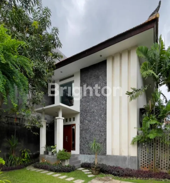 image RUMAH DENGAN HALAMAN LUAS DI RENON (1)