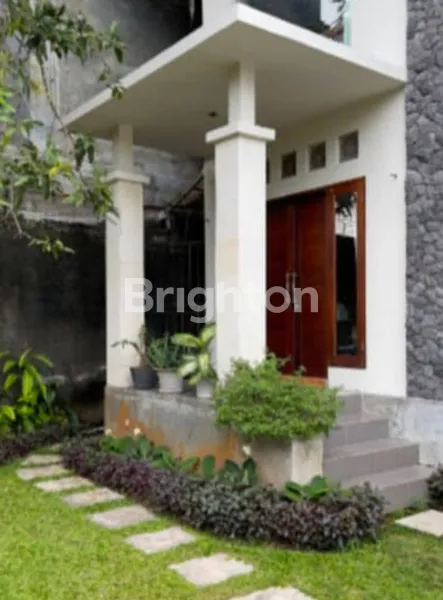 image RUMAH DENGAN HALAMAN LUAS DI RENON (2)