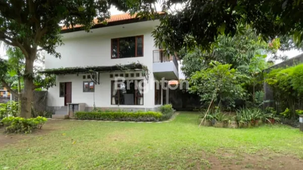 image RUMAH DENGAN HALAMAN LUAS DI RENON (4)