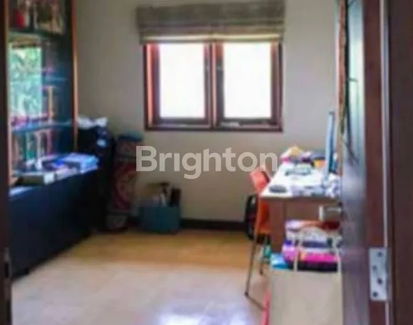 image RUMAH DENGAN HALAMAN LUAS DI RENON (7)