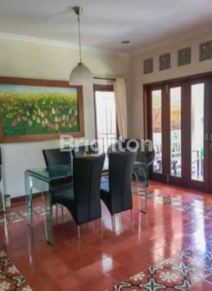 image RUMAH DENGAN HALAMAN LUAS DI RENON (8)