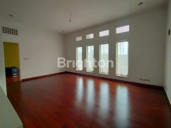 image RUMAH CANTIK 3 LANTAI SIAP HUNI DEKAT BORMA, BANDUNG (4)