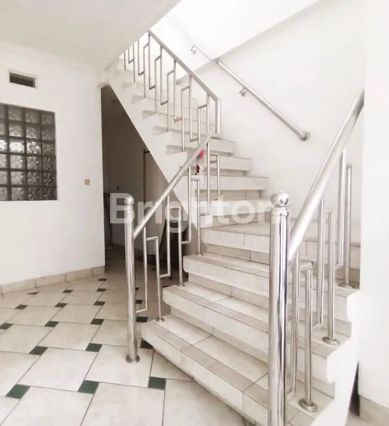 image RUMAH CANTIK 3 LANTAI SIAP HUNI DEKAT BORMA, BANDUNG (7)