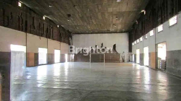 image GUDANG EX GEDUNG BIOSKOP, SEKARANG DIPAKAI UNTUK LAPANGAN FUTSAL JL. ABDUL KARIM DEKAT TOL POKCAN (3)