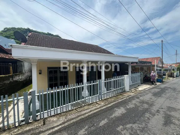 RUMAH LUAS, DEKAT RS.KARIADI, 3 KAMAR TIDUR + 1 KAMAR PEMBANTU, SEMARANG