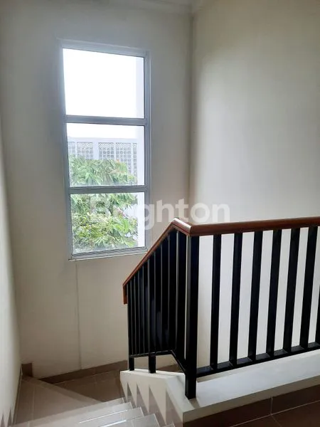 image RUMAH HOOK 2 LANTAI SIAP HUNI CLUSTER VERDI SYMPHONIA (8)