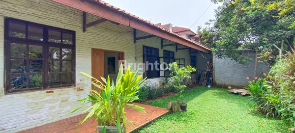 image RUMAH VINTAGE MODEL COUNTRY HALAMAN LUAS DILINGKUNGAN ELIT JAKAPERMAI (1)