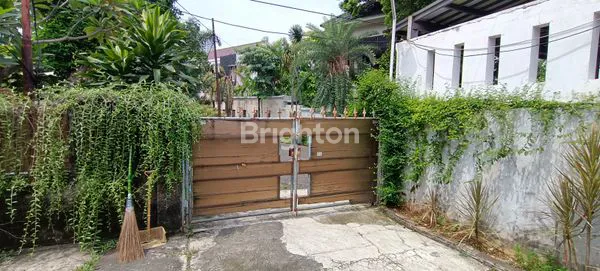 image RUMAH VINTAGE MODEL COUNTRY HALAMAN LUAS DILINGKUNGAN ELIT JAKAPERMAI (2)