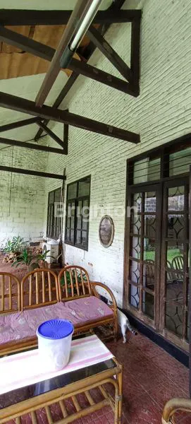 image RUMAH VINTAGE MODEL COUNTRY HALAMAN LUAS DILINGKUNGAN ELIT JAKAPERMAI (4)