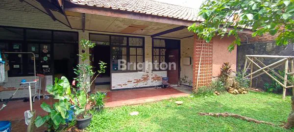 image RUMAH VINTAGE MODEL COUNTRY HALAMAN LUAS DILINGKUNGAN ELIT JAKAPERMAI (5)