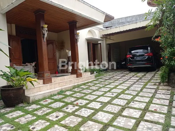 image RUMAH MEWAH FULL FURNISH SIAP HUNI COCOK UNTUK HOMESTAY DI KAWASAN WISATA YOGYAKARTA (1)