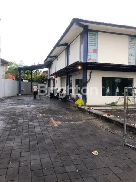 GEDUNG SERBAGUNA LUAS DAN STRATEGIS DI KEROBOKAN