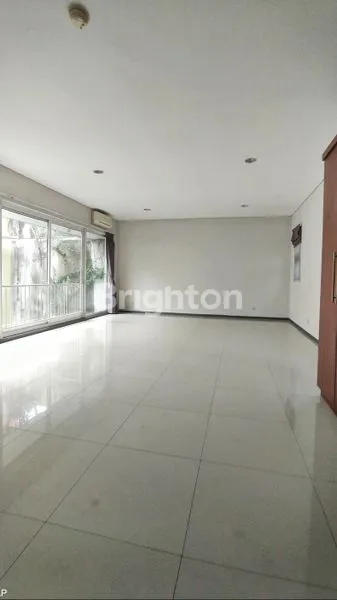 image RUMAH 3 TINGKAT RAPIH SEMI FURNISH, ADA KOLAM RENANG DI KUNINGAN JAKARTA SELATAN (4)