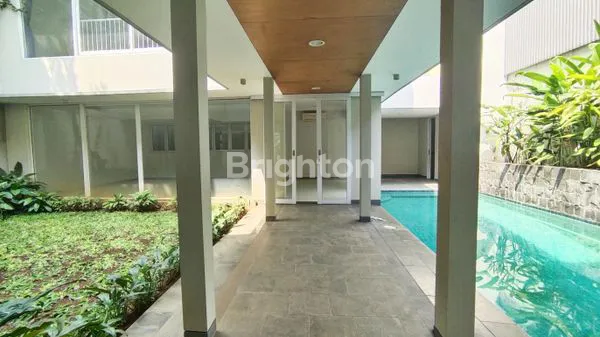 RUMAH 3 TINGKAT RAPIH SEMI FURNISH, ADA KOLAM RENANG DI KUNINGAN JAKARTA SELATAN