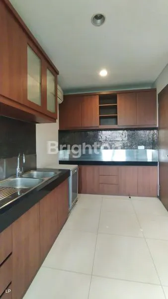 image RUMAH 3 TINGKAT RAPIH SEMI FURNISH, ADA KOLAM RENANG DI KUNINGAN JAKARTA SELATAN (5)