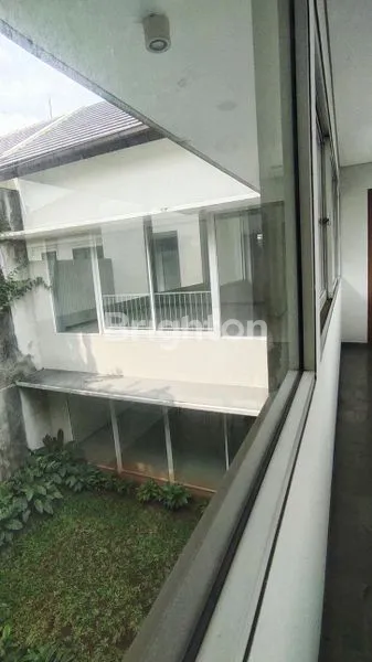 image RUMAH 3 TINGKAT RAPIH SEMI FURNISH, ADA KOLAM RENANG DI KUNINGAN JAKARTA SELATAN (8)
