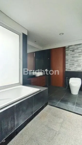 image RUMAH 3 TINGKAT RAPIH SEMI FURNISH, ADA KOLAM RENANG DI KUNINGAN JAKARTA SELATAN (6)