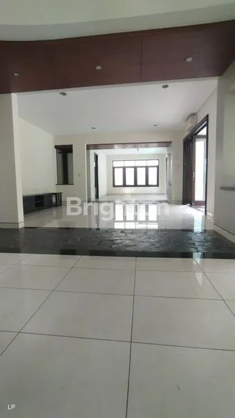 image RUMAH TINGKAT SEMI FURNISH ADA KOLAM RENANG DAN TAMAN DI KUNINGAN JAKARTA SELATAN (2)