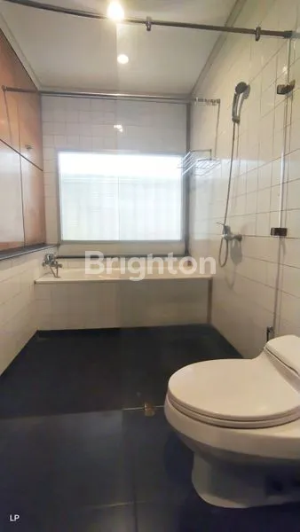 image RUMAH TINGKAT SEMI FURNISH ADA KOLAM RENANG DAN TAMAN DI KUNINGAN JAKARTA SELATAN (5)