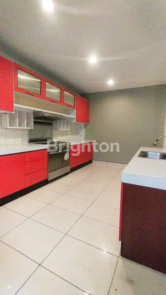 image RUMAH TINGKAT SEMI FURNISH ADA KOLAM RENANG DAN TAMAN DI KUNINGAN JAKARTA SELATAN (4)