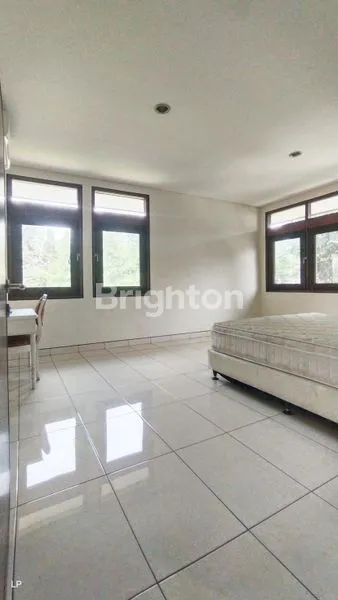 image RUMAH TINGKAT SEMI FURNISH ADA KOLAM RENANG DAN TAMAN DI KUNINGAN JAKARTA SELATAN (6)