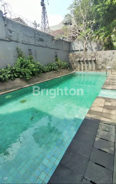 image RUMAH TINGKAT SEMI FURNISH ADA KOLAM RENANG DAN TAMAN DI KUNINGAN JAKARTA SELATAN (3)