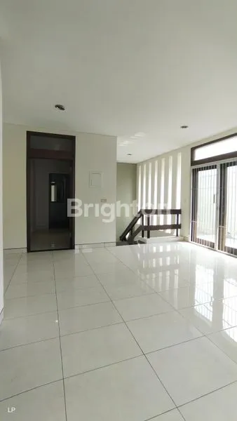 image RUMAH TINGKAT SEMI FURNISH ADA KOLAM RENANG DAN TAMAN DI KUNINGAN JAKARTA SELATAN (7)