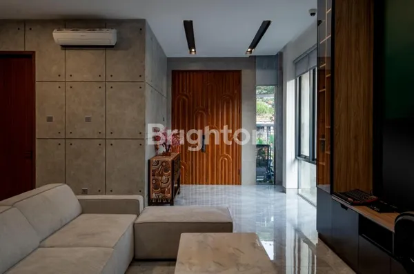 image RUMAH FULL RENOV FULL FURNISHED MEWAH DENGAN ROOFTOP DI BANJAR WIJAYA (3)