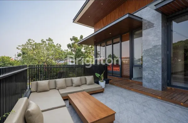 image RUMAH FULL RENOV FULL FURNISHED MEWAH DENGAN ROOFTOP DI BANJAR WIJAYA (7)