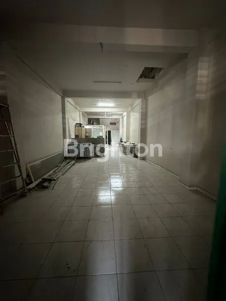 image TURUN HARGA! RUKO TENGAH KOTA PETEMON 2.5 LANTAI TERAWAT SIAP PAKAI, LAHAN PARKIR LUAS, DEKAT KE TOL TANDES BANYU URIP ARJUNA KEDUNGDORO PASAR KEMBANG SATELIT SUKOMANUNGGAL (6)