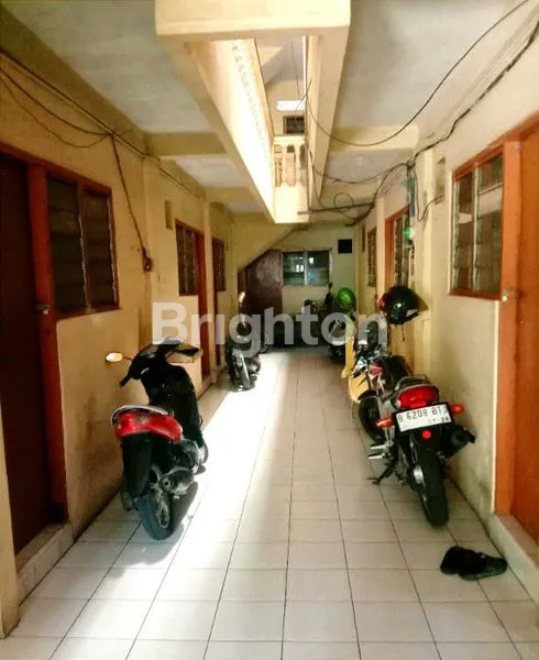 image RUMAH KOS BANGUNAN LAMA 3 LT 30 KAMAR JELAMBAR BISA UNTUK INVESTASI ATAU BANGUN ULANG (1)