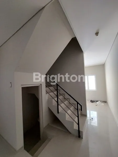 image RUMAH BARU DIBANGUN, SIAP HUNI, TAMAN RATU JAKARTA BARAT, 3 LANTAI, UK. 3,5 X 13 M2, SURAT LENGKAP, ROW 2 MOBIL, HADAP JALAN RAYA, BISA UNTUK USAHA. PUSAT BISNIS KOMERSIAL. (3)