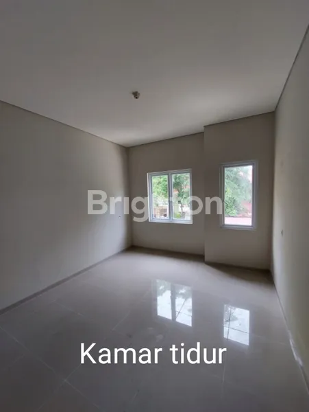 image RUMAH BARU DIBANGUN, SIAP HUNI, TAMAN RATU JAKARTA BARAT, 3 LANTAI, UK. 3,5 X 13 M2, SURAT LENGKAP, ROW 2 MOBIL, HADAP JALAN RAYA, BISA UNTUK USAHA. PUSAT BISNIS KOMERSIAL. (4)