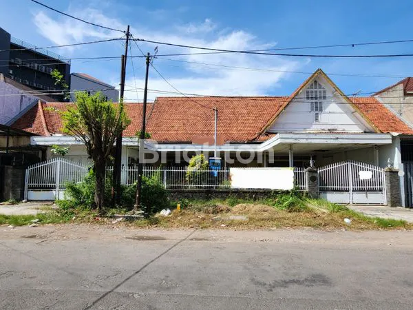 DISEWAKAN RUMAH DI PUSAT KOTA SURABAYA. COCOK UNTUK USAHA. DEKAT JALAN RAYA DARMO, DEKAT JALAN DIPONEGORO, DEKAT JALAN DR. SUTOMO