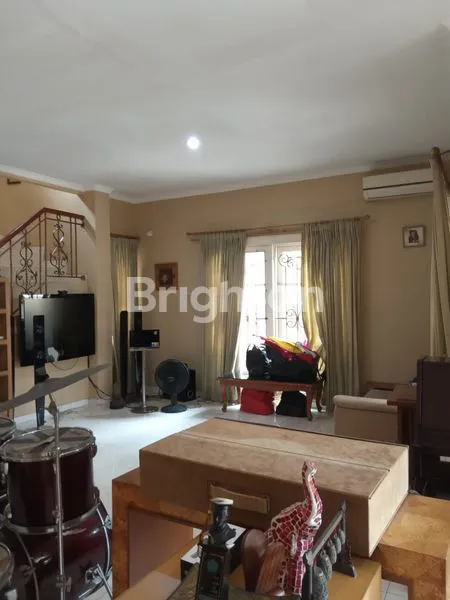 image RUMAH HARGA DEKATI NJOP, TERAWAT, MENARIK!!!MERUYA UTARA, KEMBANGAN, JAKARTA BARAT. LOKASI PINGGIR JALAN 3 MOBIL, LOKASI STRATEGIS (7)