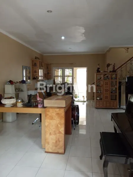 image RUMAH HARGA DEKATI NJOP, TERAWAT, MENARIK!!!MERUYA UTARA, KEMBANGAN, JAKARTA BARAT. LOKASI PINGGIR JALAN 3 MOBIL, LOKASI STRATEGIS (6)