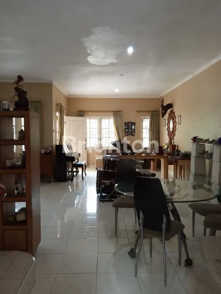 image RUMAH HARGA DEKATI NJOP, TERAWAT, MENARIK!!!MERUYA UTARA, KEMBANGAN, JAKARTA BARAT. LOKASI PINGGIR JALAN 3 MOBIL, LOKASI STRATEGIS (5)