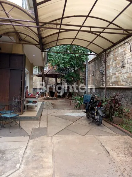 image RUMAH HARGA DEKATI NJOP, TERAWAT, MENARIK!!!MERUYA UTARA, KEMBANGAN, JAKARTA BARAT. LOKASI PINGGIR JALAN 3 MOBIL, LOKASI STRATEGIS (2)