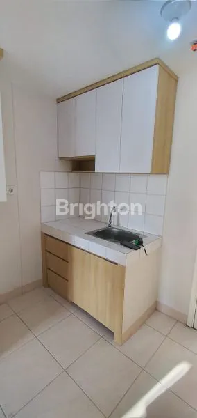 image HOT RENT APARTEMEN SUMMARECON TOWER AZOLLA LANTAI TENGAH 3 BED ROOM VIEW POOL LOKASI CORNER SEMI FURNISH   (6)