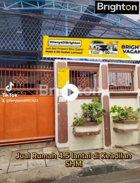 image RUMAH EMPAT SETENGAH LANTAI EXCLUSIVE KEADILAN JAKARTA BARAT (2)