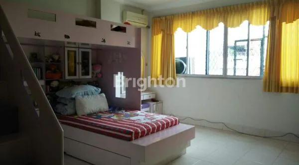 image RUMAH EMPAT SETENGAH LANTAI EXCLUSIVE KEADILAN JAKARTA BARAT (7)