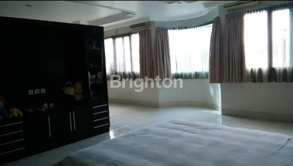 image RUMAH EMPAT SETENGAH LANTAI EXCLUSIVE KEADILAN JAKARTA BARAT (8)