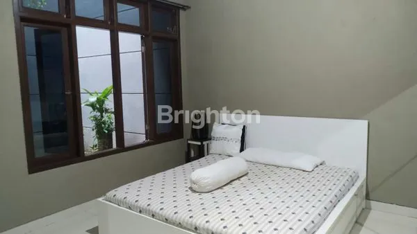 image RUMAH BAGUS 2,5 LANTAI SEMI FURNISHED DI TENGAH KOTA DESTARATA PANDU RAYA (3)