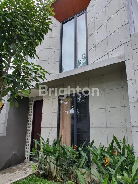 image TURUN HARGA RUMAH DUA LANTAI NYAMAN ASRI DI PERUMAHAN KINGS PARK (1)