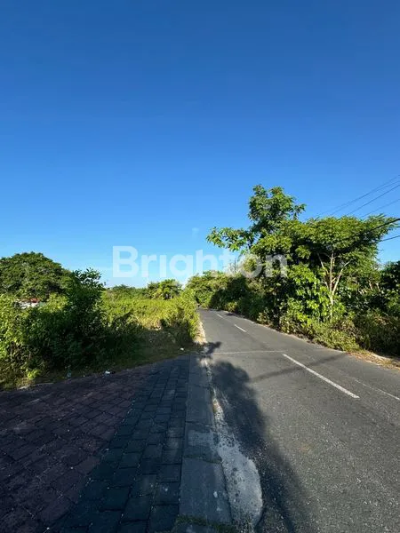 TANAH DEKAT JALAN RAYA 2,5 KM DARI PANTAI MELASTI