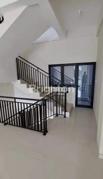 image EASTON MERR 4 LANTAI AREA KOMERSIAL SIAP PAKAI PARKIRAN LUAS (3)