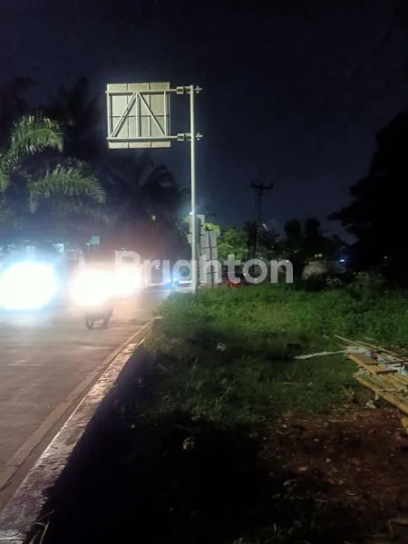 TANAH LOKASI SUPER STRATEGIS, DI TEPI JALAN RAYA, ROW JALAN 3 MOBIL, RAMAI, DEKAT PERUMAHAN