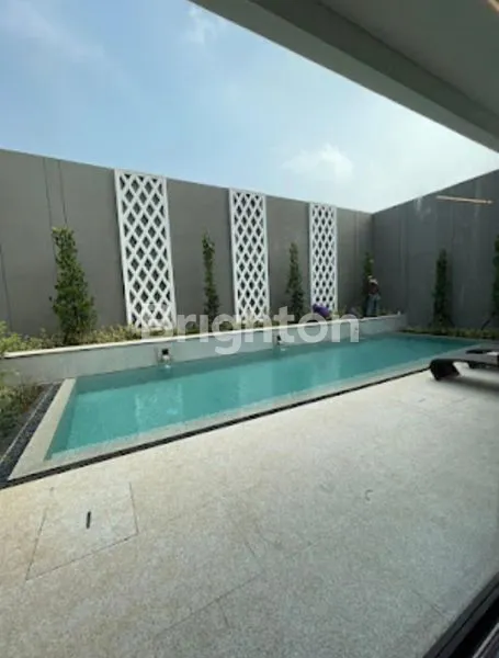 image RUMAH MEWAH 2 LANTAI + LIFT & SWIMMING POOL DI ALAM SUTERA, TANGERANG (6)