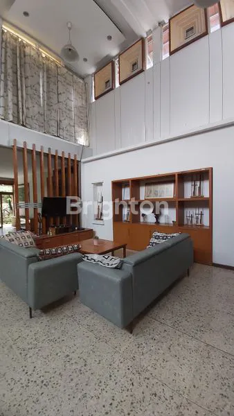 image RUMAH LAPANG FULL FURNISHED MATERIAL KAYU JATI, DEKAT PUSAT BISNIS DAN KAMPUS MARANATHA (2)