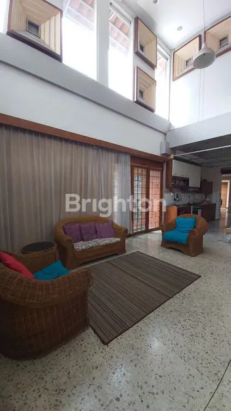 image RUMAH LAPANG FULL FURNISHED MATERIAL KAYU JATI, DEKAT PUSAT BISNIS DAN KAMPUS MARANATHA (4)